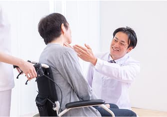 医師と話す入居者