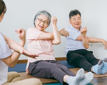運動する入居者