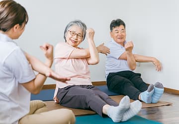 運動する入居者