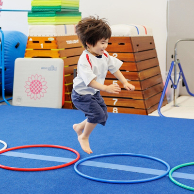 男の子が体育をしている